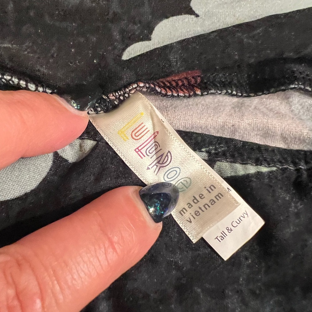 TC Lularoe legging with mountains 🏔️ on them - Picture 2 of 4